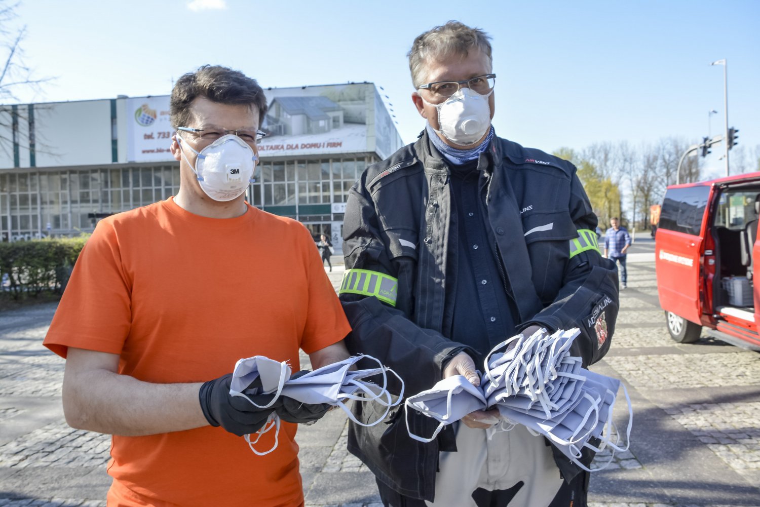 W połowie marca premier zakazał sprzedaży maseczek na serwisach OLX i Allegro. Z powodu nowego obostrzenia zasłaniania twarzy zakaz został uchylony.