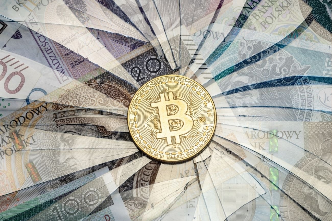 Nad Wisłą coraz chętniej inwestuje się w kontrowersyjną cyfrową walutę, przed którą ostrzega nawet Narodowy Bank Polski.