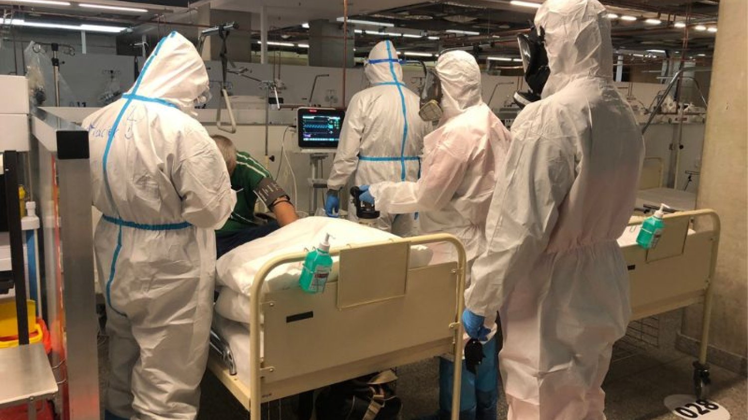 Jak na załączonym obrazku - specjalistów czterech, pacjent jeden.
