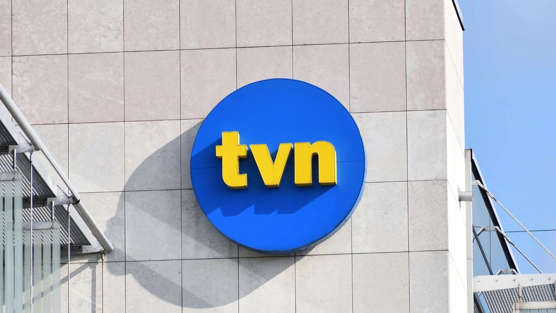 Walka o TVN trwa. Nowy gracz może wszystko zmienić. Walka o Warner Bros. Discovery i TVN. Arabski fundusz może wszystko zmienić.