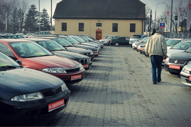 Niemcy gorączkowo sprzedają swoje diesle, niektóre wręcz za grosze. Ale Polacy nie chcą już ich kupować