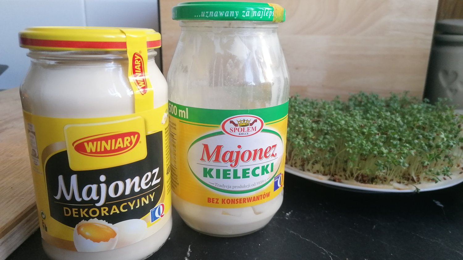 Na szczycie zestawienia ulubionych majonezów Polaków od lat znajdują się Majonez Kielecki oraz Majonez Winiary.