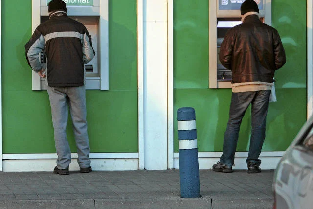 Milionom kont grozi blokada. Banki mogą odciąć Polaków od ich pieniędzy!