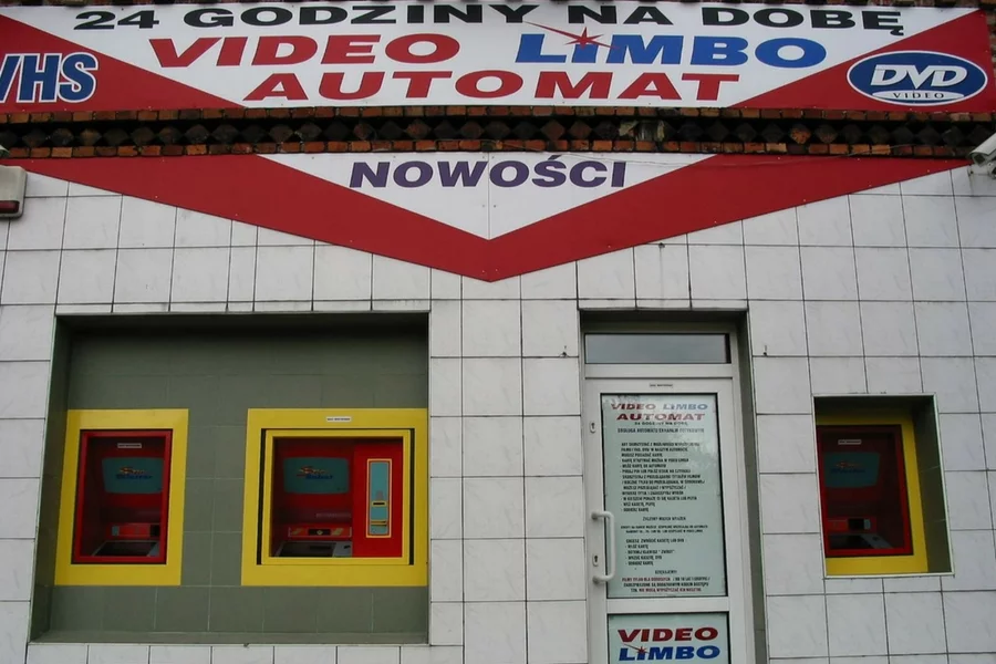 Całodobowe automaty nie uratowały branży.