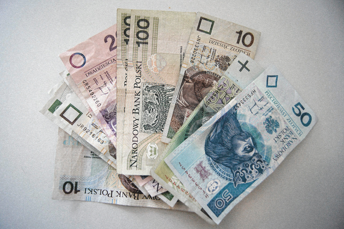 Kursy walut dramatycznie spadają. Reakcja na rosyjskie drony w Polsce