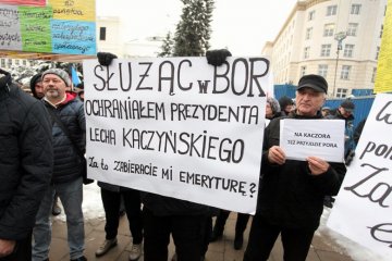 Ustawa zakłada obniżki emerytur funkcjonariuszy służb i policjantów, którzy choć jeden dzień przepracowali w Służbie Bezpieczeństwa, instytucji podlegającej komunistycznemu MSW, lub specsłużbach MON.