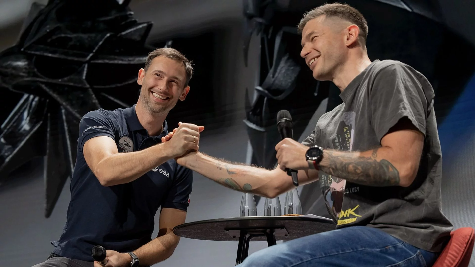 Sławosz Uznański-Wiśniewski zabrał dwa wiedźmińskie medaliony w kosmos. CD Projekt RED uczcili ich powrót.