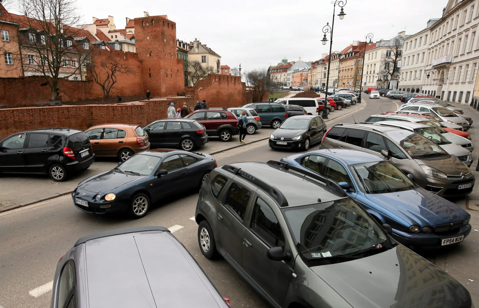 W okolicach warszawskiej starówki ciężko znaleźć miejsce do parkowania niezależnie od dnia tygodnia.