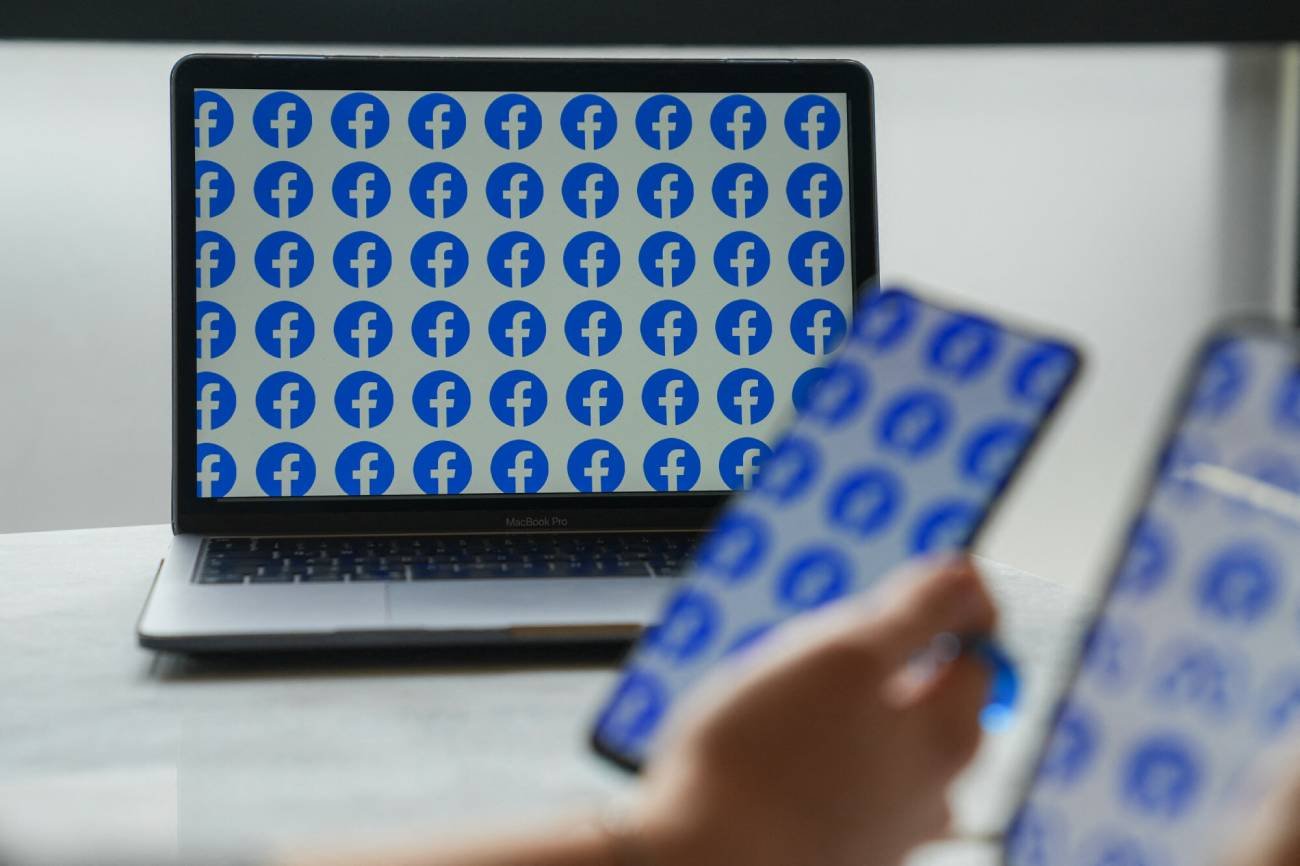 Logo Facebooka na ekranach.