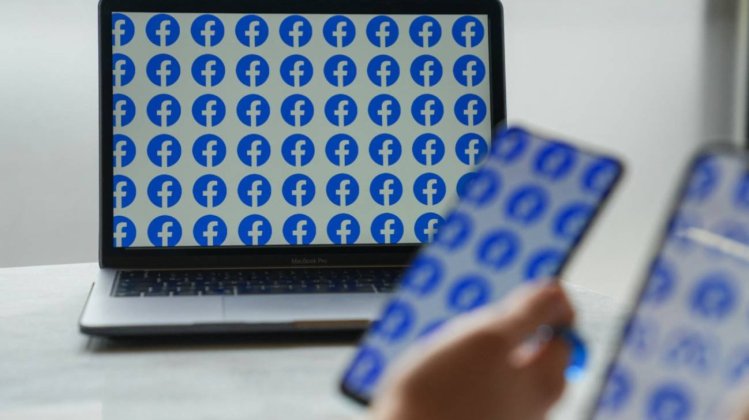 Logo Facebooka na ekranach.