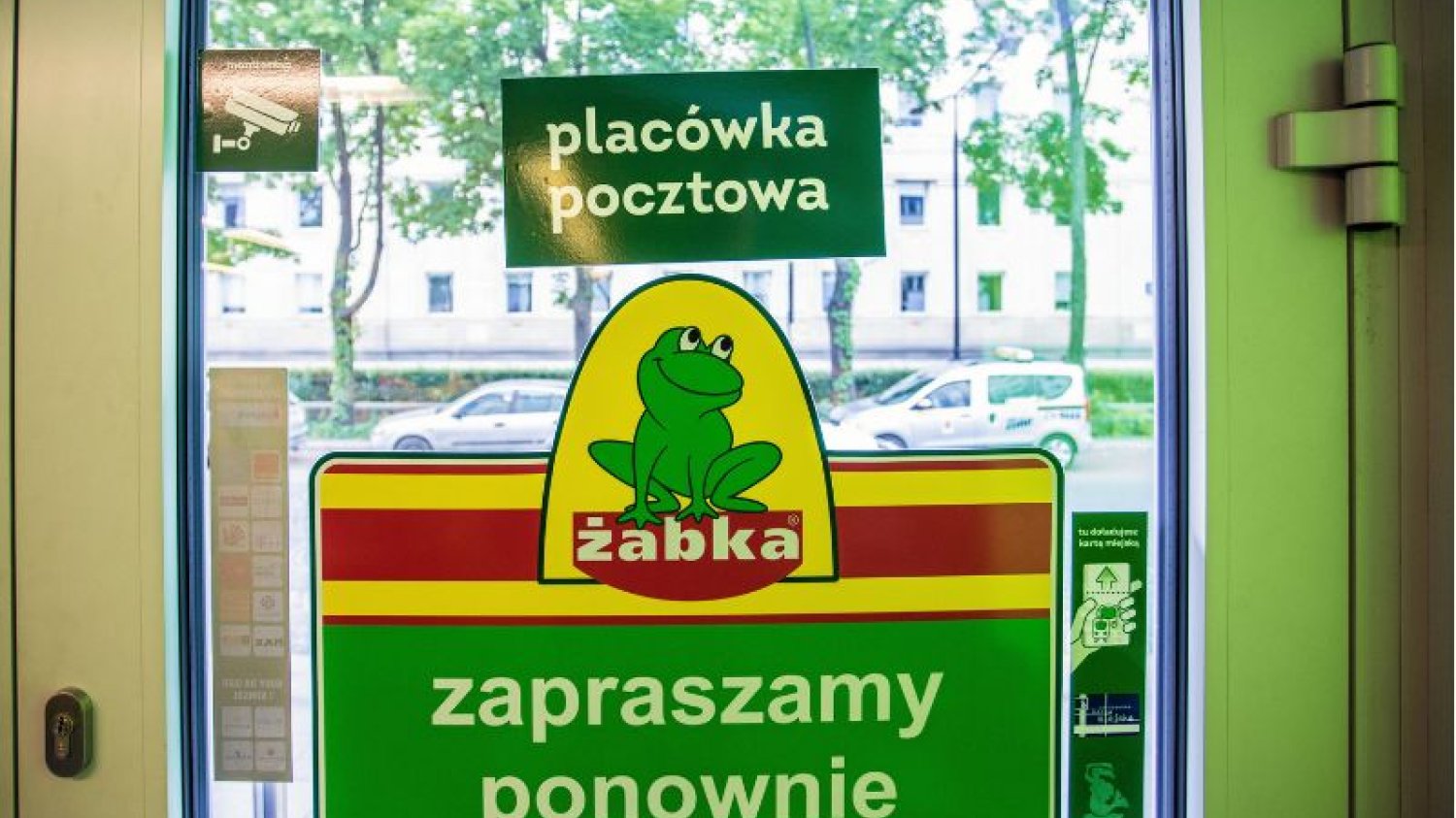 Być może Żabka będzie musiała wybrać: albo handel w niedzielę, albo alkohol.