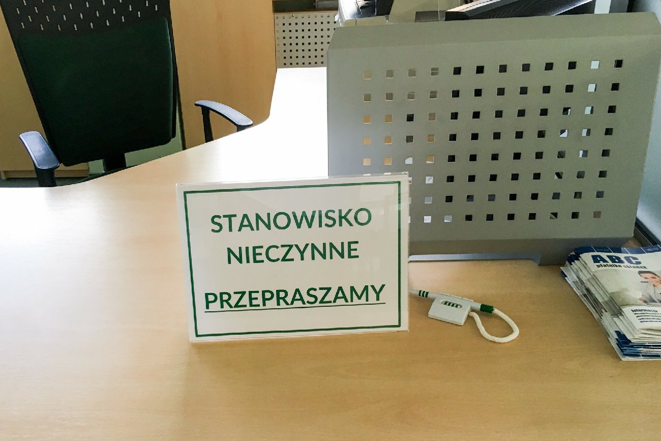 kartka stanowisko nieczynne na biurku pracownika ZUS