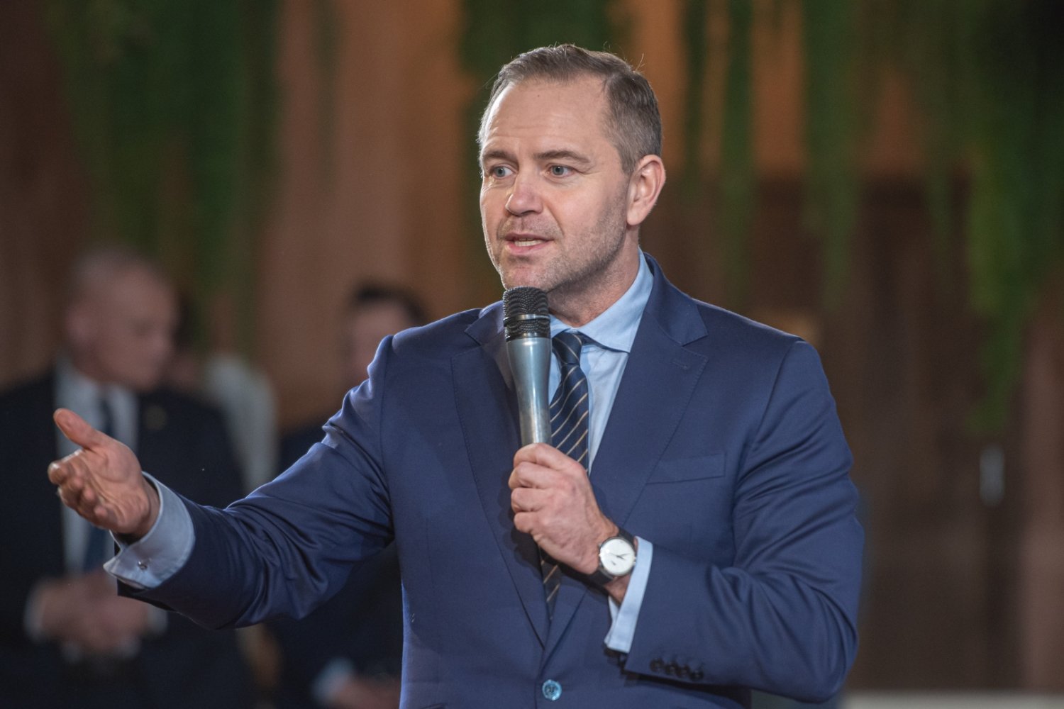 Prawnik ostro o projekcie Nawrockiego. "Instrukcja obsługi dla szarlatanów" Karol Nawrocki, prezydent Polski z mikrofonem.