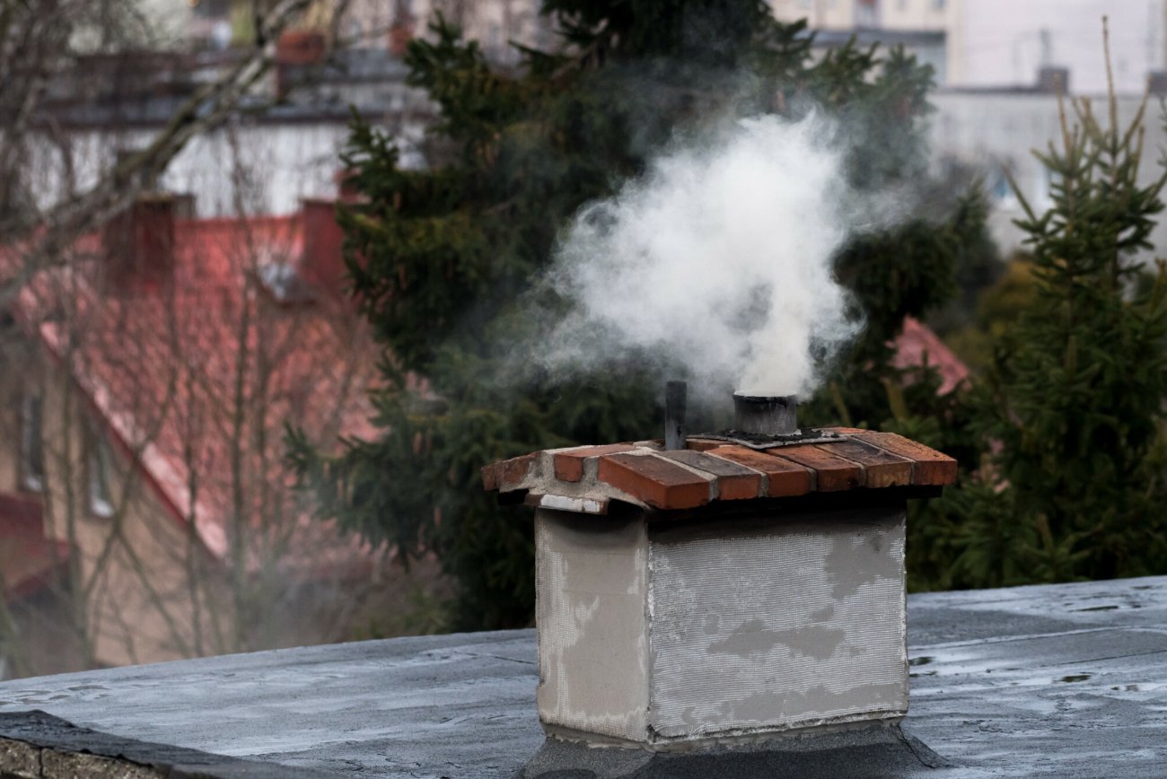 Dym unoszący się z komina