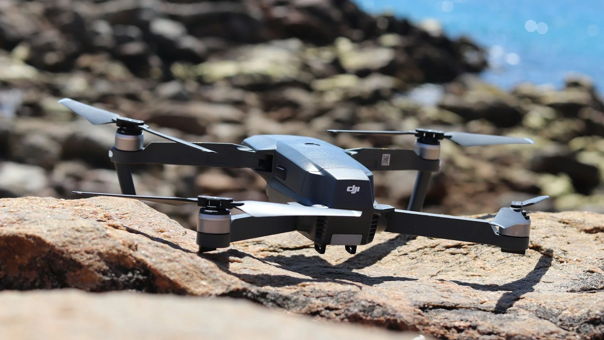 Dron na skałach nad wodą. Jak Niemcy nadrabiają zaległości w obronie przed dronami. Dron na skałach nad wodą. Jak Niemcy nadrabiają zaległości w obronie przed dronami.