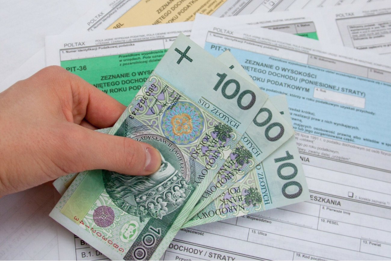 Banknoty 100 zł i zeznanie podatkowe