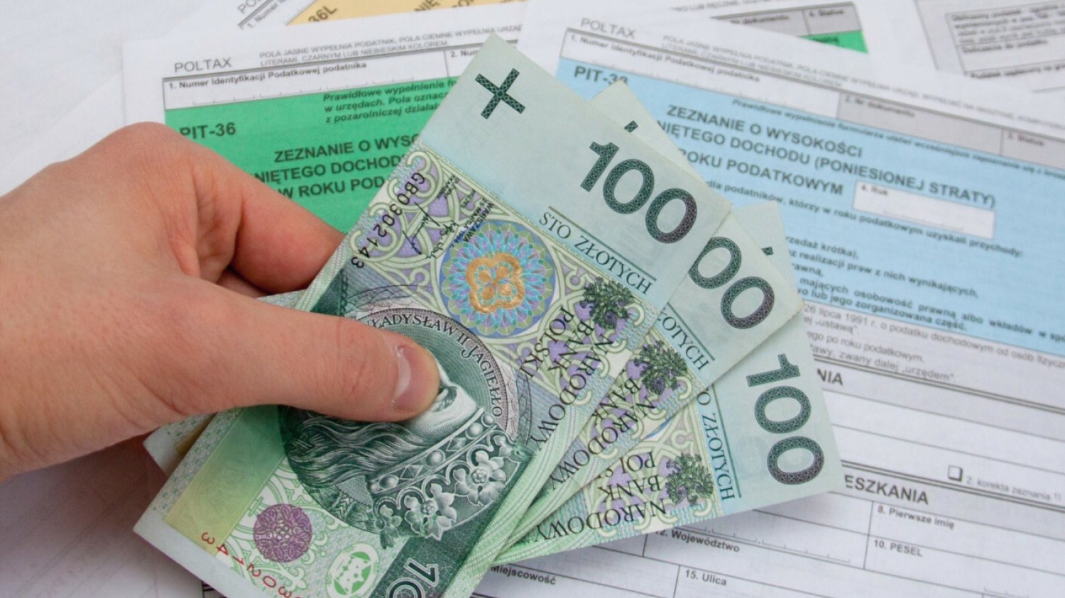Banknoty 100 zł i zeznanie podatkowe