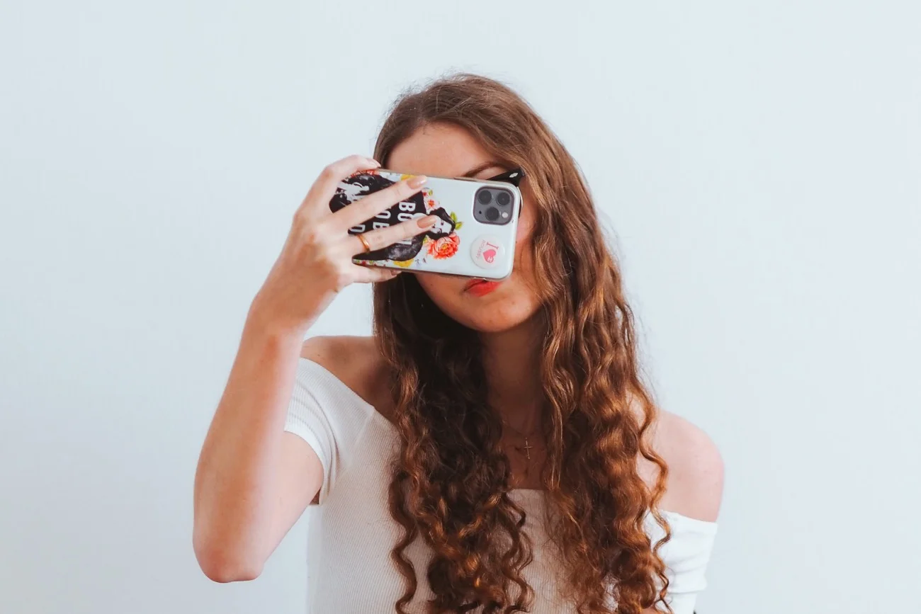 influencenka trzymająca telefon