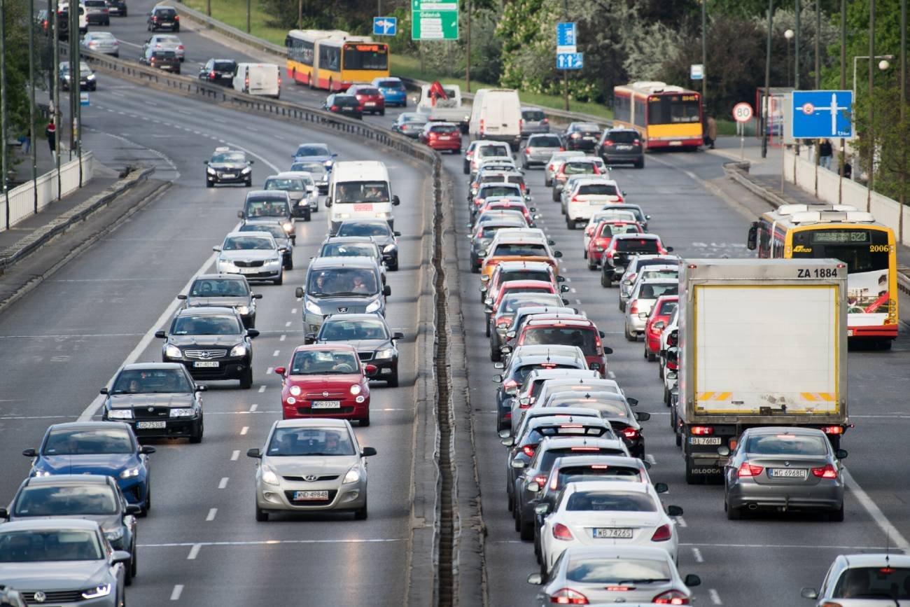 Samochody jadące po trasie