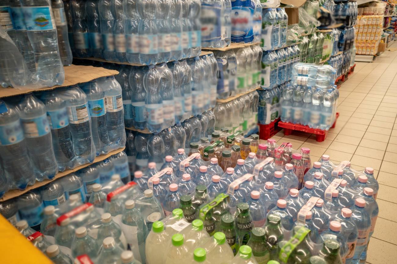 W butelkach z wodą wykryto duże ilości nanoplastiku.