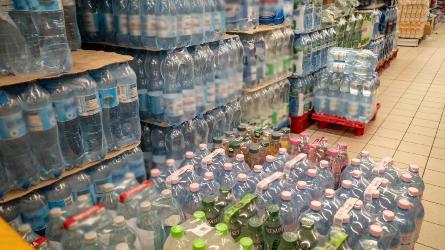 W butelkach z wodą wykryto duże ilości nanoplastiku.