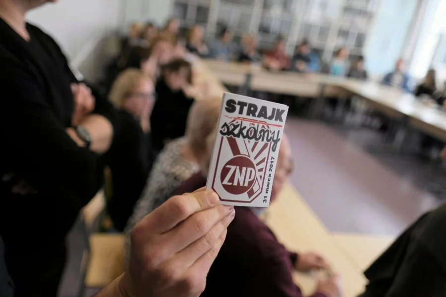 Część oszczędności budżetowych wynikała z wyhamowania wzrostu płac w budżetówce w porównaniu do sektora prywatnego.