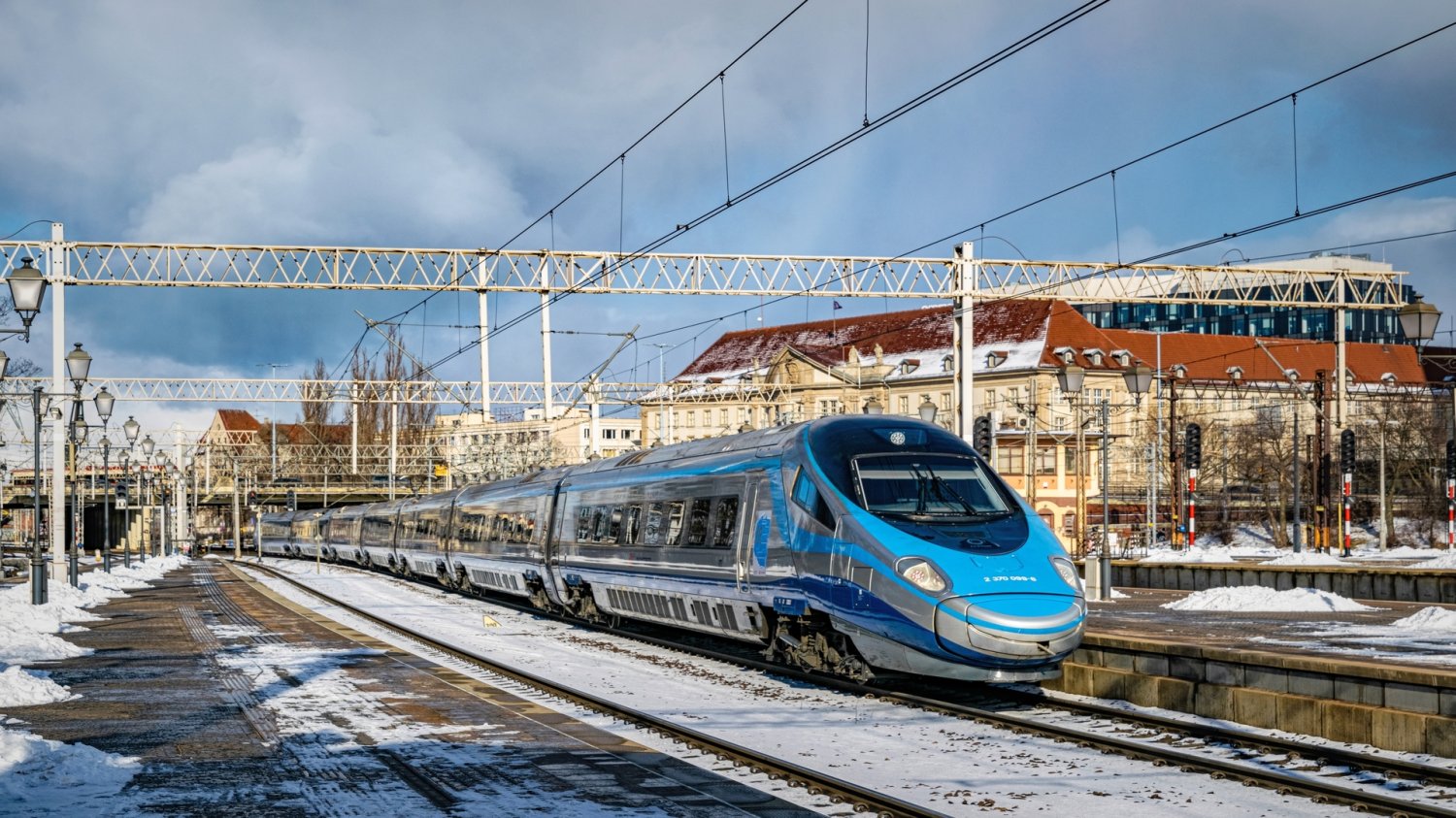 Pociąg Pendolino na zaśnieżonych torach.
