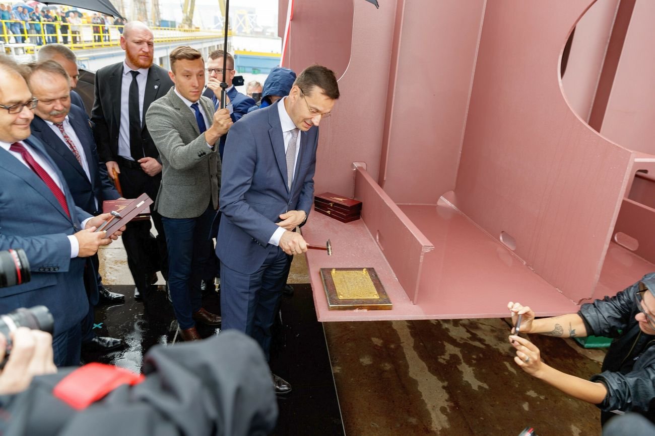 W czerwcu minęło 5 lat od momentu, gdy Mateusz Morawiecki uroczyście wbił nit w stępkę przyszłego promu. Stępka nadaje się na złom, promu nie ma