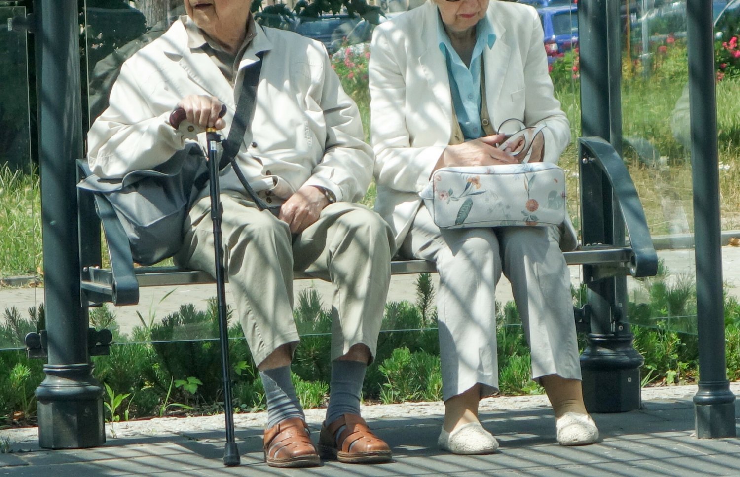 Emerytury stażowe - emeryci siedzący na ławce w parku