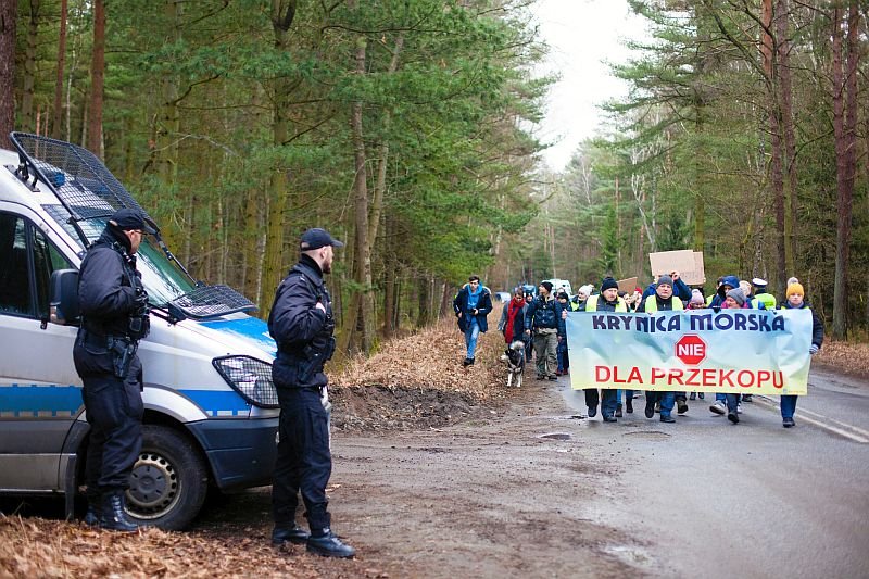 Mieszkańcy, ekolodzy, Unia - są przeciw budowie przekopu Mierzei. Dodatkowe argumenty dostają od ekonomistów.