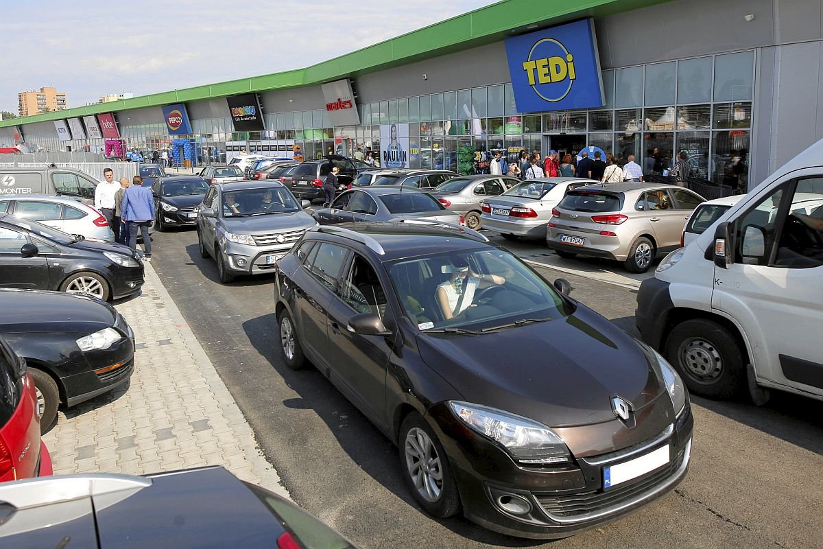 Minister Emilewicz chce nowego podatku od sklepów wielkopowierzchniowych, płaconego od trudności, jakie taki sklep tworzy w tkance miejskiej.