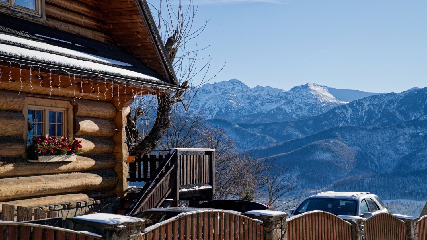 Rekordowa inwestycja w Zakopanem. Powstaje nowy kompleks basenów termalnych. Drewniany dom w górach. W tle widok na Tatry.