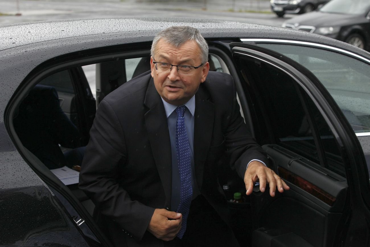 Minister Adamczyk odpowiedzialny za fotoradary, kupił za publiczne pieniądze urządzenie pozwalające ich unikać