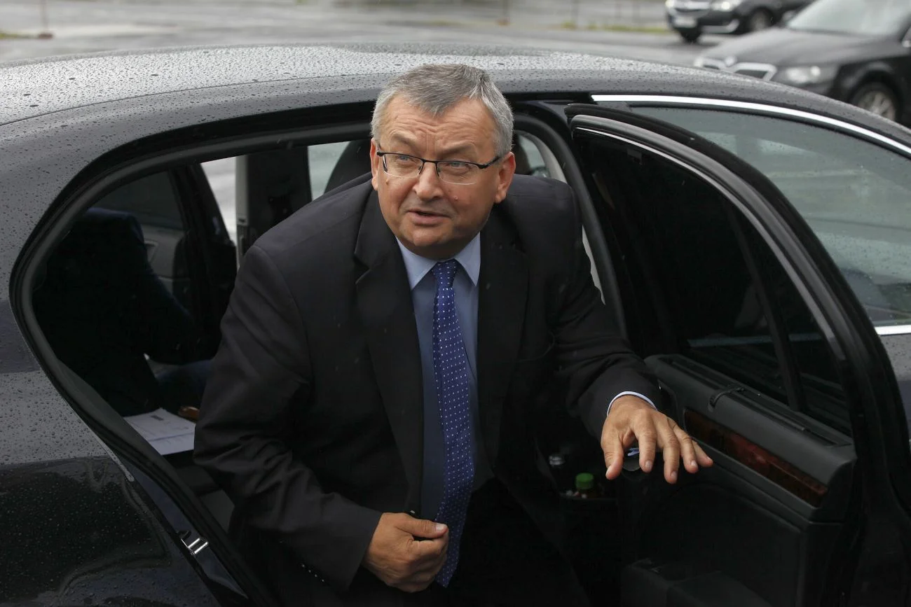 Minister Adamczyk odpowiedzialny za fotoradary, kupił za publiczne pieniądze urządzenie pozwalające ich unikać