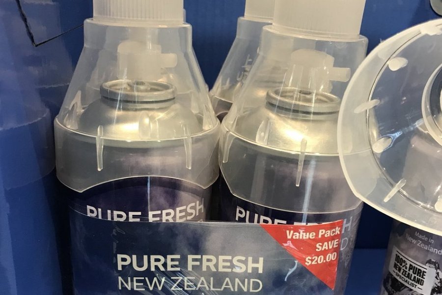 Nowozelandzkie powietrze w puszkach wystarcza na 130-140 wdechów, jakieś 50 centów za wdech.