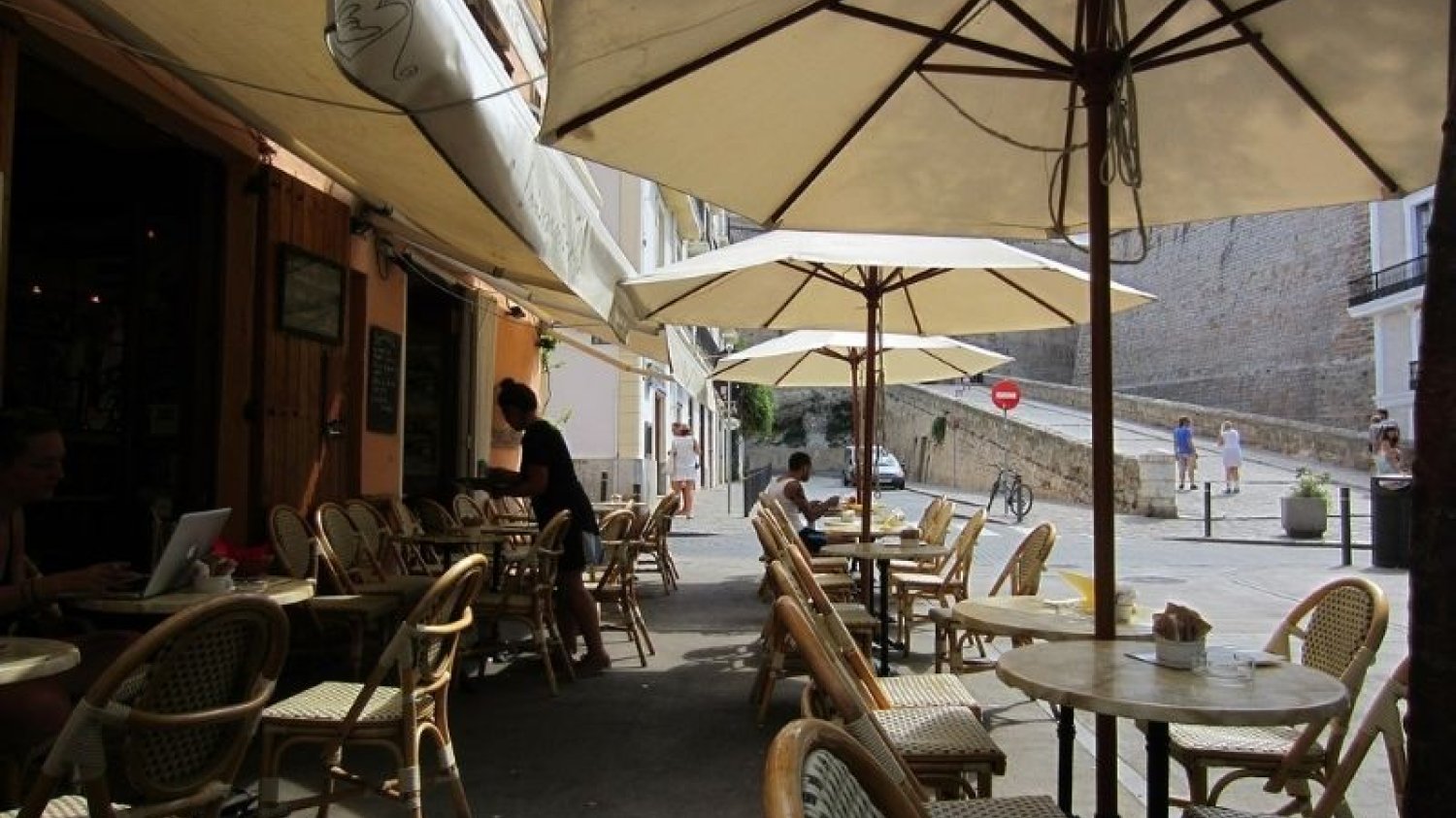 Dr Grzesiowski jest za otwarciem ogródków restauracyjnych.