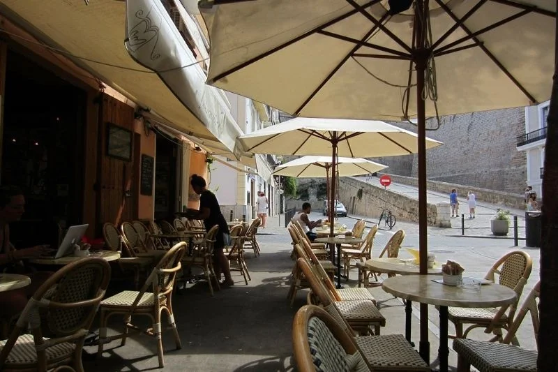 Dr Grzesiowski jest za otwarciem ogródków restauracyjnych.