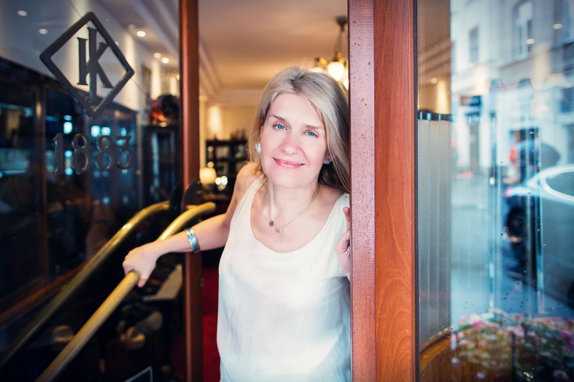 Monika Kielman w drzwiach salonu Kielman. Chmielna 6, Warszawa.