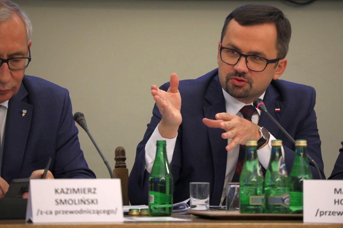 Poseł PiS Marcin Horała przewodniczy "Komisji Śledczej do zbadania prawidłowości i legalności działań oraz występowania zaniedbań i zaniechań organów i instytucji publicznych w zakresie zapewnienia dochodów Skarbu Państwa z tytułu podatku VAT"