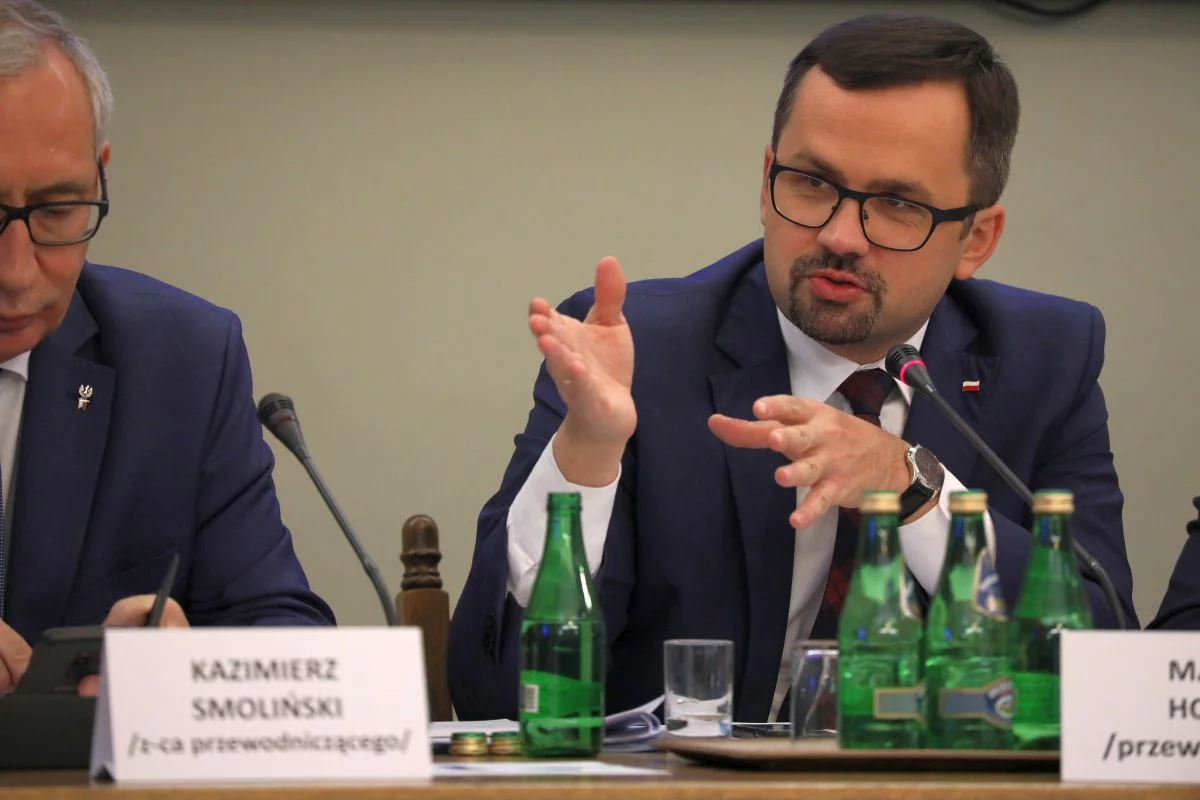 Poseł PiS Marcin Horała przewodniczy "Komisji Śledczej do zbadania prawidłowości i legalności działań oraz występowania zaniedbań i zaniechań organów i instytucji publicznych w zakresie zapewnienia dochodów Skarbu Państwa z tytułu podatku VAT"