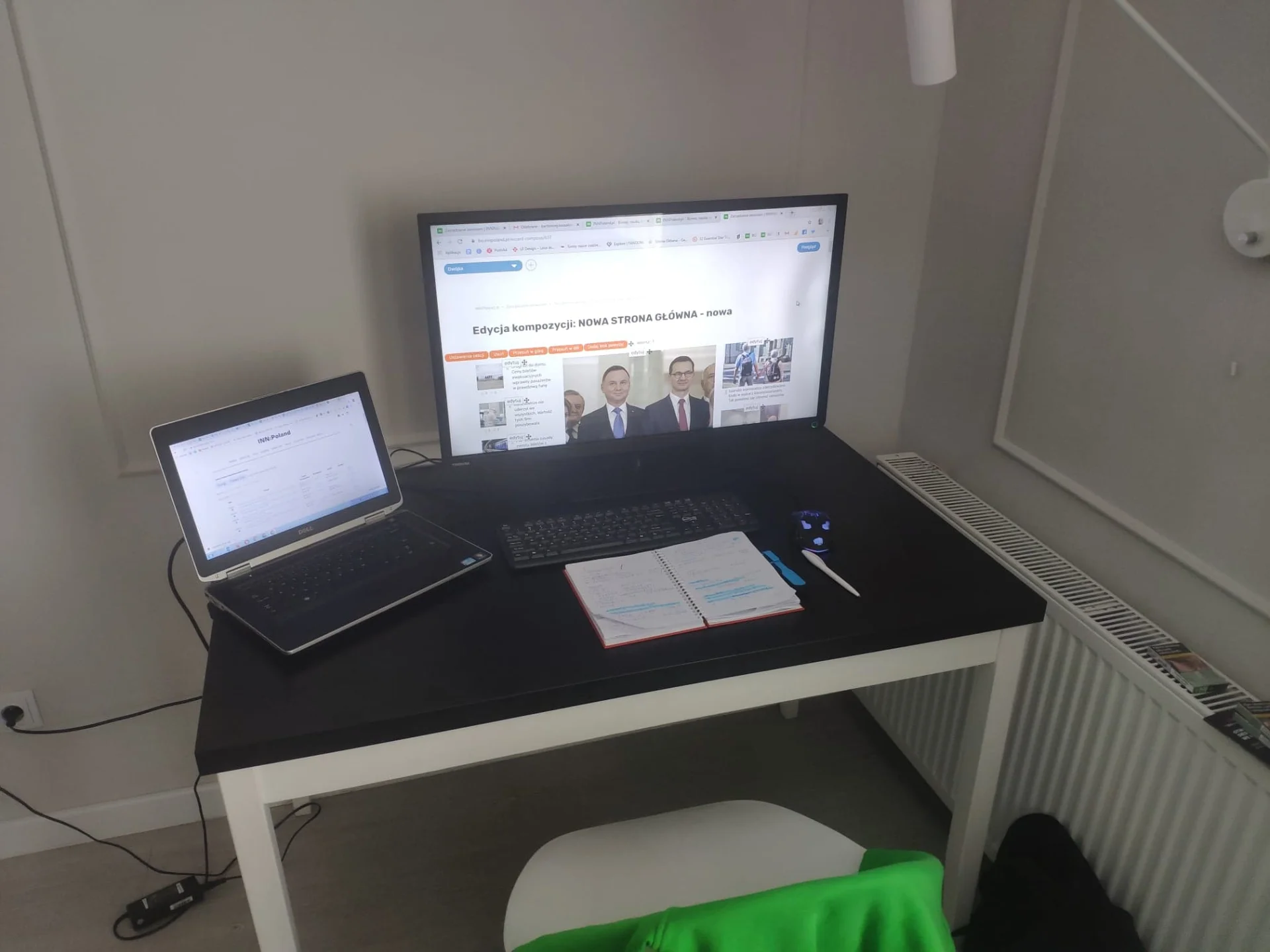Praca na dwa monitory - na ten widok niejednemu pracownikowi, który utknął w domu z małym laptopem, zakręci się łezka w oku.