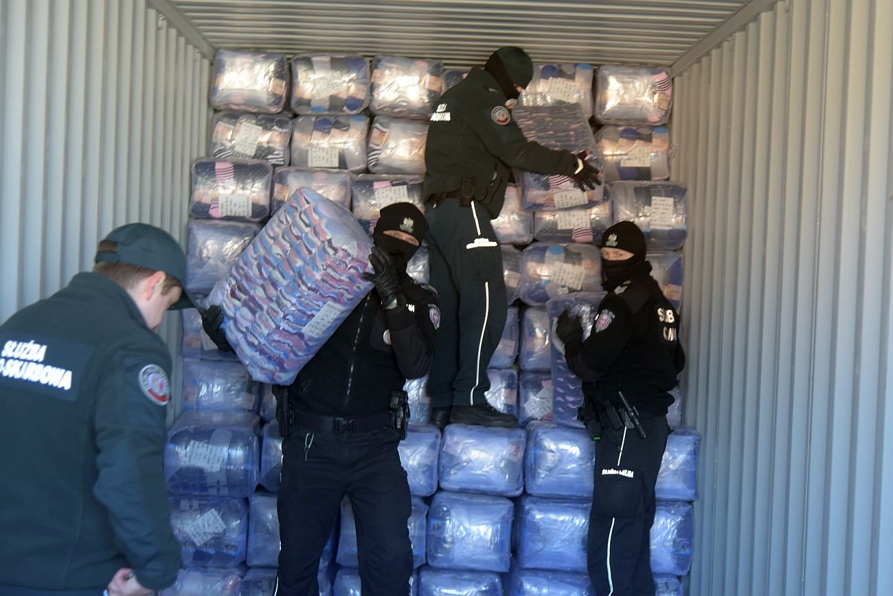 Celnicy wysyłają do Ukrainy transport ubrań i towarów skonfiskowanych przemytnikom