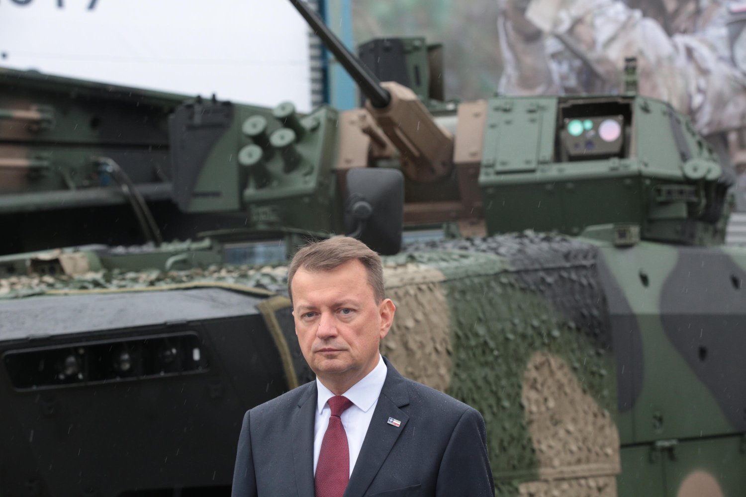 Mariusz Błaszczak ogłosił kupno kwiatów przez żołnierzy.