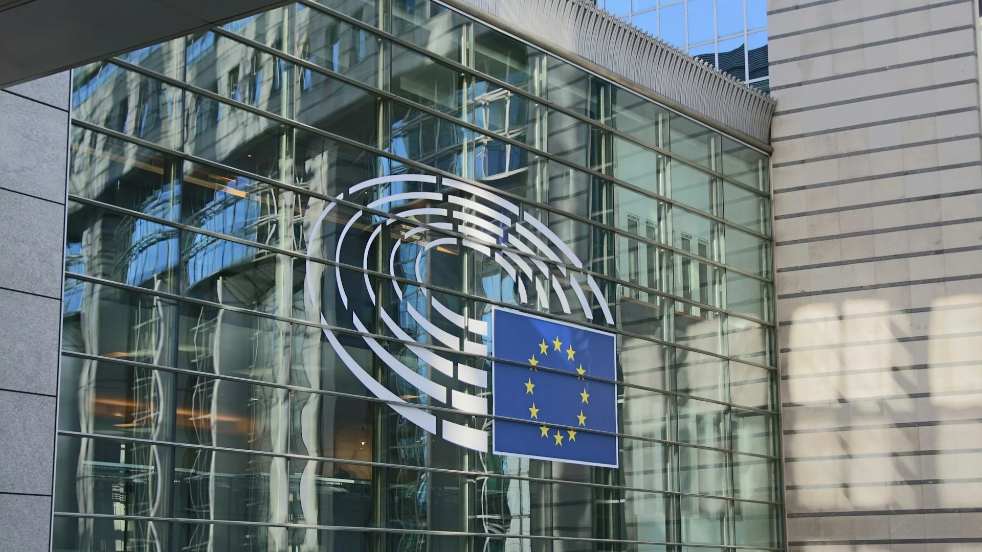 Budynek Parlamentu Europejskiego w Brukseli. Unia Europejska stawia na zbrojenia w obliczu wojny Rosji w Ukrainie.