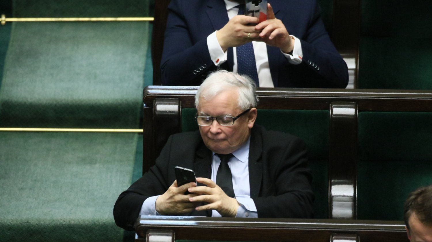 Jarosław Kaczyński z telefonem w sejmowych ławach