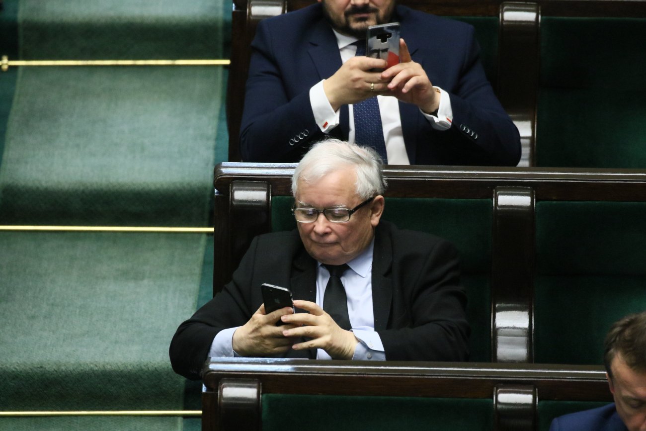 Jarosław Kaczyński z telefonem w sejmowych ławach