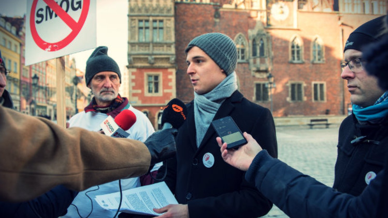 Mieszkańcy Warszawy, Krakowa, czy Wrocławia coraz częściej szukają szczęścia w miastach, w których władze nie muszą zalecać pozostania w domu w bezwietrzne dni