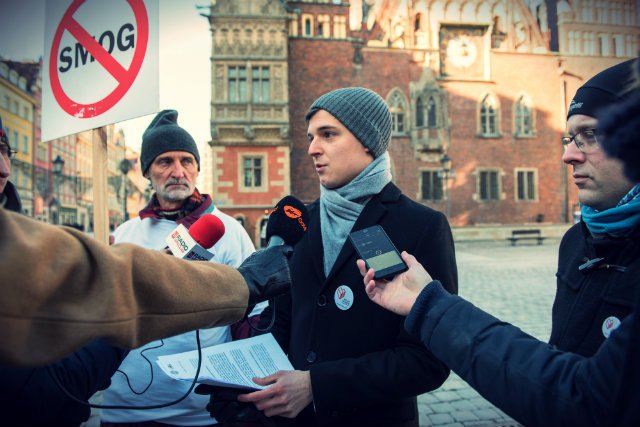 Mieszkańcy Warszawy, Krakowa, czy Wrocławia coraz częściej szukają szczęścia w miastach, w których władze nie muszą zalecać pozostania w domu w bezwietrzne dni