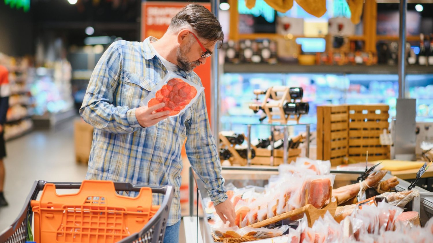 Mężczyzna kupujący mięso. Wędliny królują na polskich stołach.