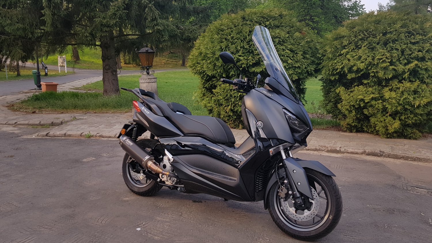 Yamaha X-Max 300 Iron Max występuje tylko w jednym kolorze Sword Grey.